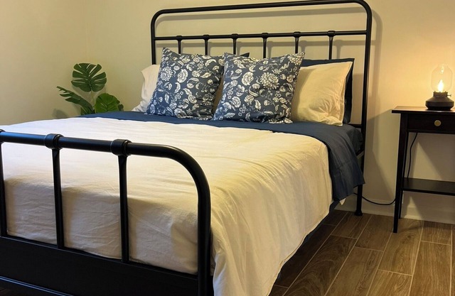 The Moultrie - Private Queen Room in Cozy Bungalow with Lake View