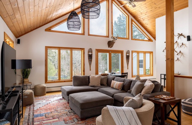 The Mountain House: Luxury Mountain Retreat with Views Hot Tub 2 min to resort