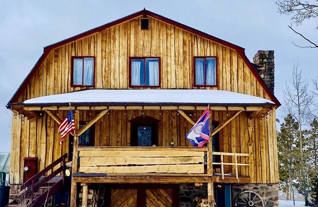 The Mountain House, w/ hot tub, great views. Starlink
