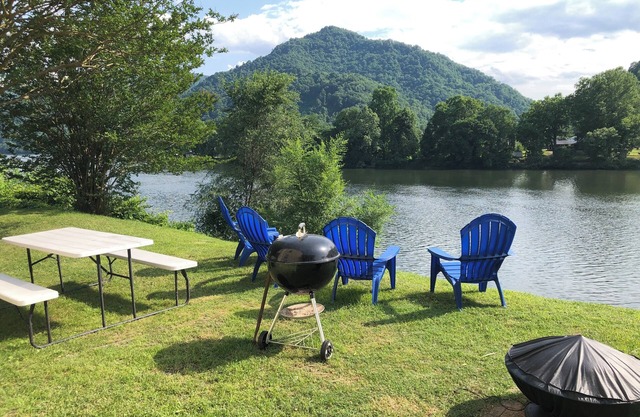 “The Mountain View” is a welcoming apartment with AC in charming Boomer by river