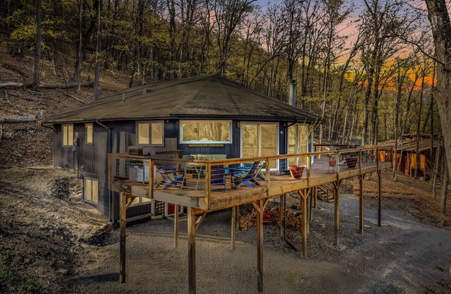 The Mountaintop Treehouse | Wifi | Game room | Fire Ring | BBQ Grill | Deck View