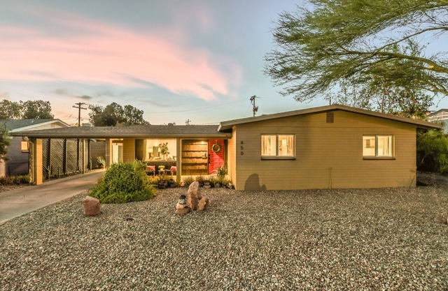 The Mulberry Manor - A Stylish 3 Bed/2 Bath Escape Between the Saguaros and the Skyline in Mid-Town Phoenix!