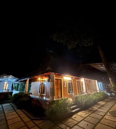 The Munroe Vibes Inn