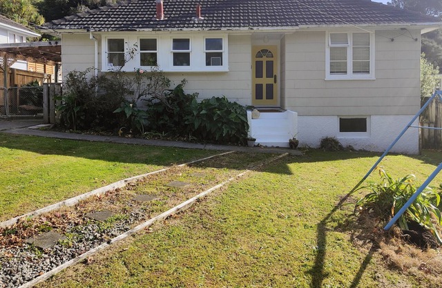 The Naes; 1950s Home With Hardwood Floors, Fenced Backyard/ Trampoline