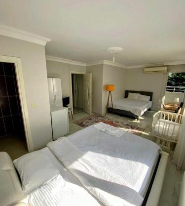 the nearest breakfast-inclusive hotel to the airport