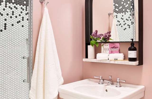 The Neighborhood Hotel - Lincoln Park 202 - One Bedroom w/ Patio