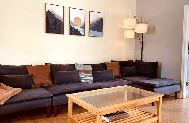 The Neighbourhood: Expansive loft | free parking
