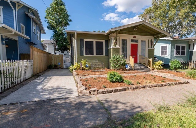 The Nelson House | Steps to Streetcar | Parking