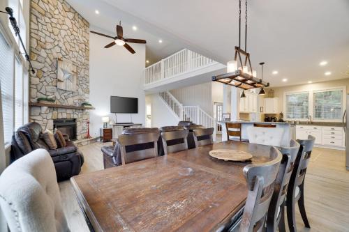 The Nest at Pinecrest by AvantStay Spacious Deck Game Room Fire Pit