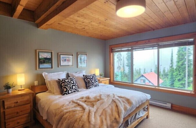 The Nest | Big White - ski-in/out w new hot tub & view of Monashee Mountains