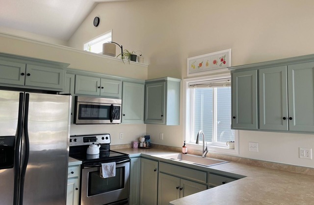 The Nest- Comfortable Retreat,nOpen backyard, spacious, clean!