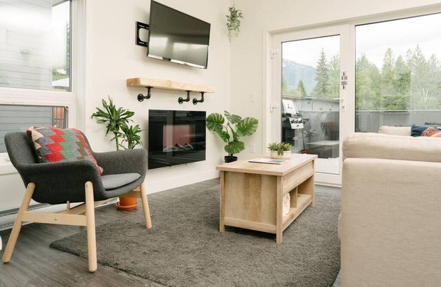 The Nest - Condo with Hot Tub & BBQ