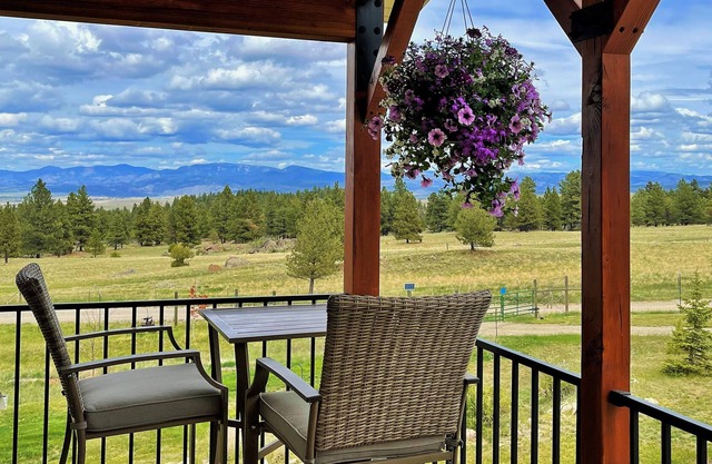 "THE NEST" Quiet Lovely Studio with Amazing Views!