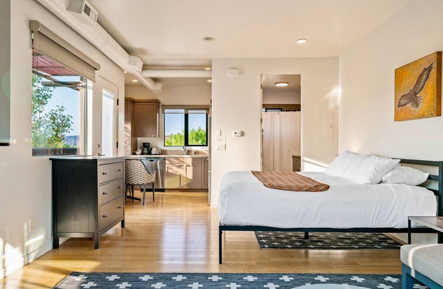 The Nest - Upper Floor Suite w/ Red Rock Views