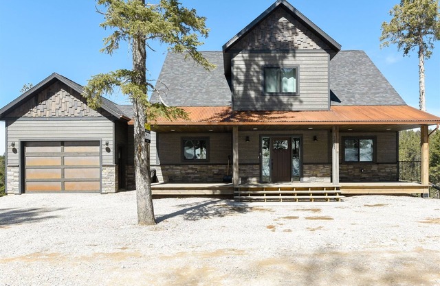 The Nitz Carlton - Pet friendly, Game room, 2 hot tubs, Amazing views!