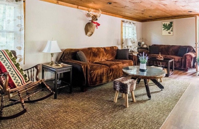 The Nook - lodge cabin with hot tub at Shawnee