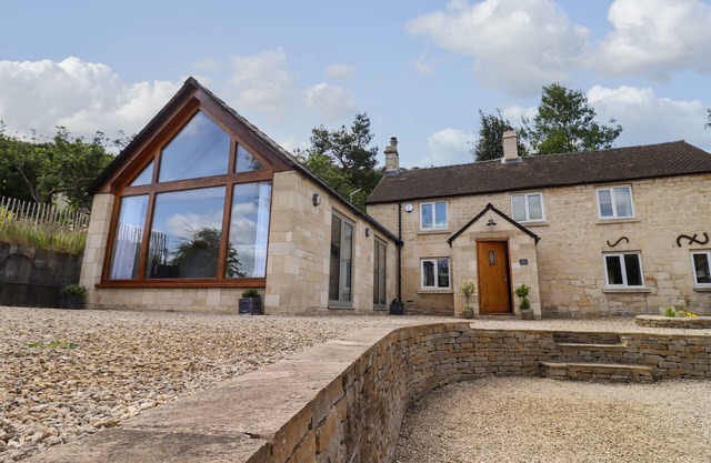 THE NOOK, pet friendly, luxury holiday cottage in Painswick