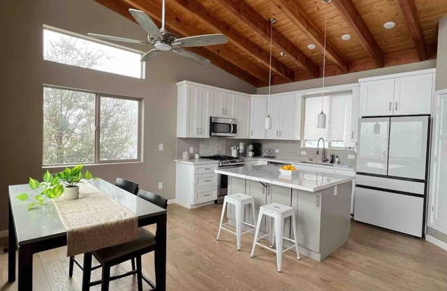 The North Peak Retreat - Mountain Modern! Views, Gym, Pet Friendly