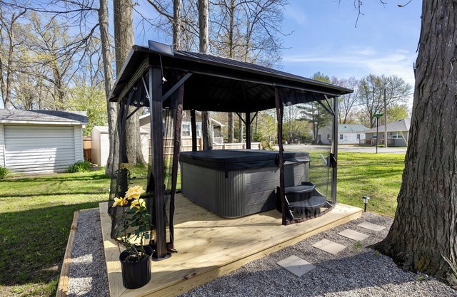 The North Shore Cottage at Indian Lake New Hot Tub! Beautiful lake views!