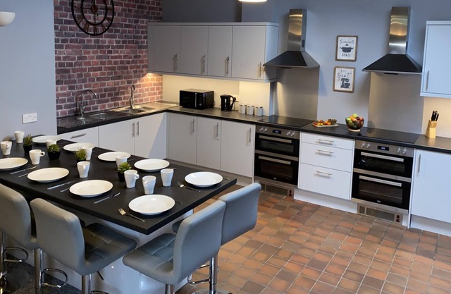 The North West Contractors Base - 9 Bedroom - EV Charging