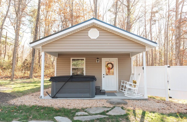 The Oak Tree House- Firepit, Hot Tub, Mountain Views!