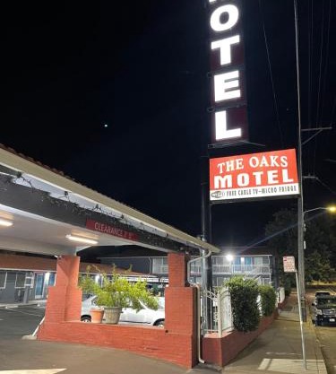 The Oaks Motel