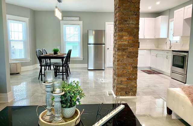 The Oakwood Cottage- With Private Yard & Parking, Minutes From Falls & Casino by Niagara Hospitality