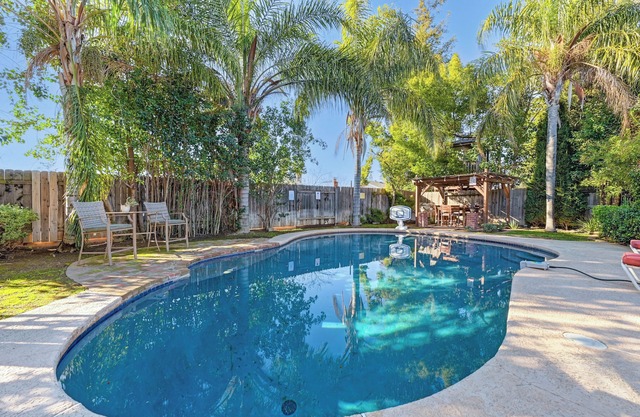 Backyard Oasis Getaway + Ein Sportfans Traumhaus