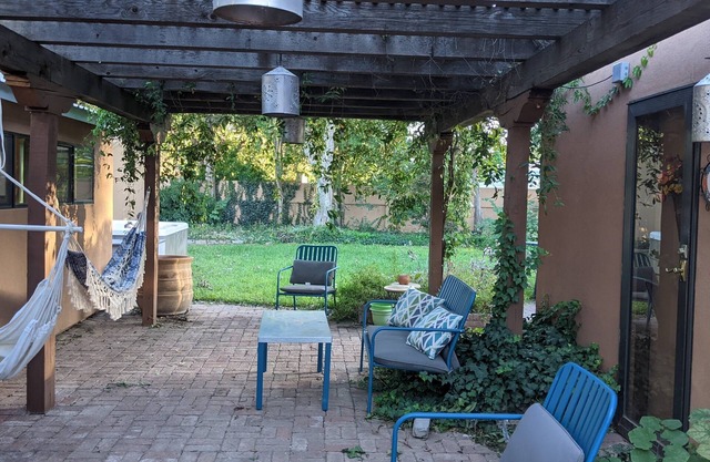 The Oasis: Guesthouse w/ Lush Shared Yard & Hot Tub- Great Location!