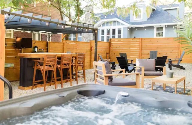 The Oasis- Hot tub&Walk to Bars