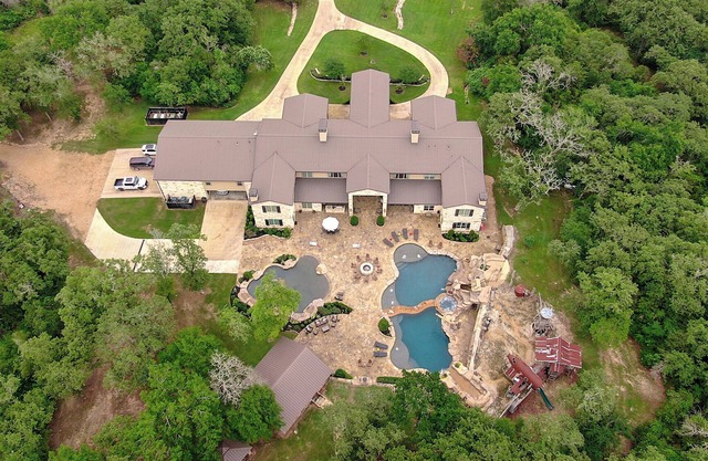 The Oasis on 358, Luxury Safari Estate, 8BR, Sleeps 20, Resort-Style Pools