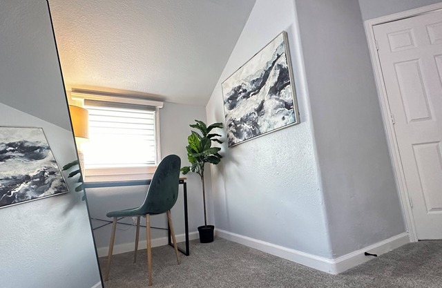 The Oasis - Your Luxury 2BR/1.5BA Home in Downtown Modesto