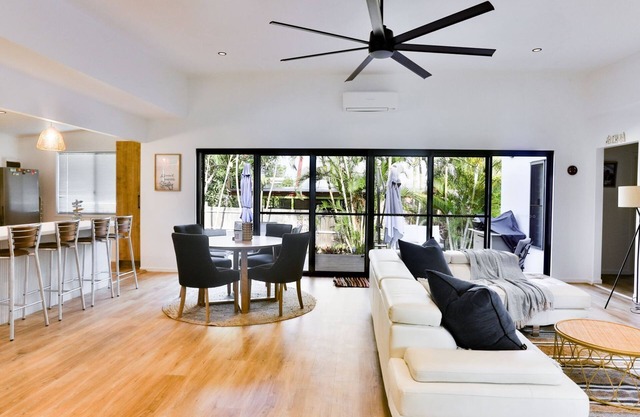 The Ohana Hut - 2 bed 2 bath Air conditioned home in town center - walk to beach
