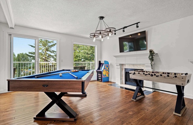 The Ohana Lakeside Retreat | 4 Bedrooms & Tiki Bar