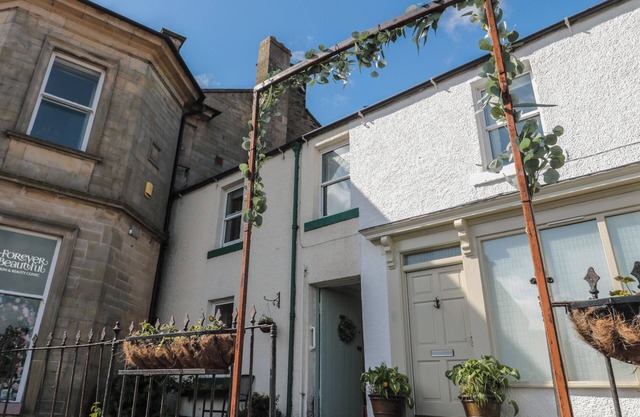 THE OLD BAKERY, pet friendly, character holiday cottage in Wooler