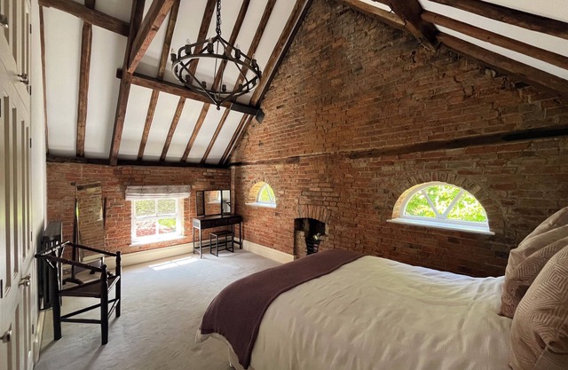 THE OLD BARN, pet friendly, character holiday cottage in Glentham