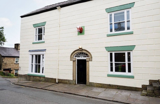 THE OLD BULLS HEAD, pet friendly, with hot tub in Chapel-En-Le-Frith