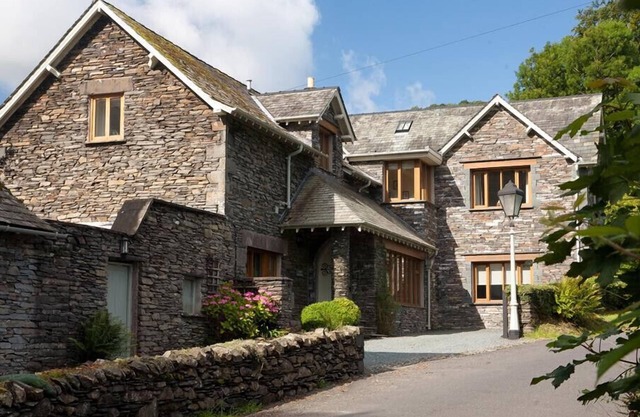 THE OLD COACH HOUSE, pet friendly, with open fire in Troutbeck