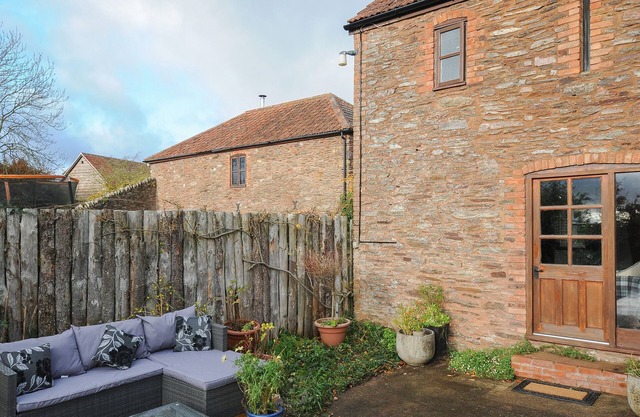 THE OLD CORNSTORE, character holiday cottage in North Petherton