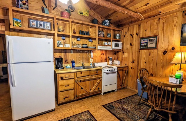 The Old Homeplace ~ Pinewood Cabin #6