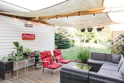 The Old Homestead - Gorgeous backyard right in The Heart of Picton