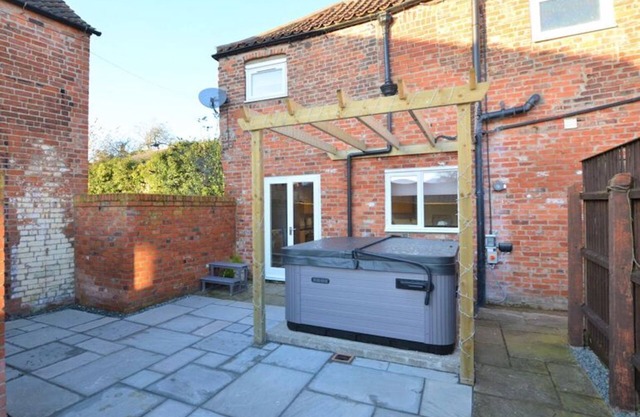 The Old Jolly Cottage with hot tub