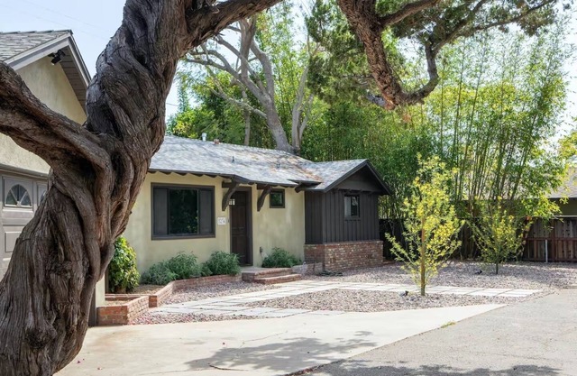 The Old New HousenA serene 2-bd house with AC in charming Sherman Oaks