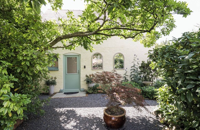 THE OLD POST OFFICE BARN, romantic, with a garden in Welland