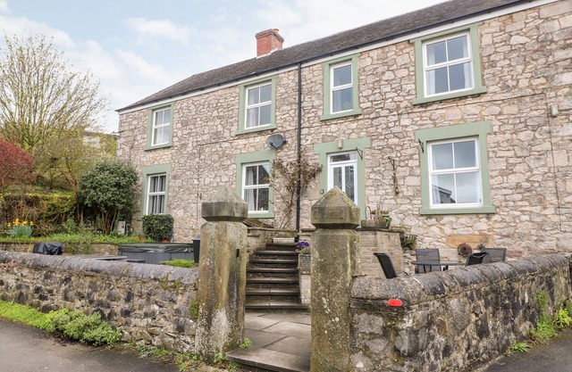 THE OLD POST OFFICE, pet friendly, with hot tub in Wirksworth