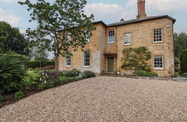 THE OLD VICARAGE, pet friendly, with a garden in Merriott