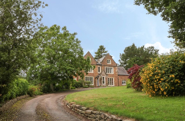 THE OLD VICARAGE, pet friendly, character holiday cottage in Tiverton