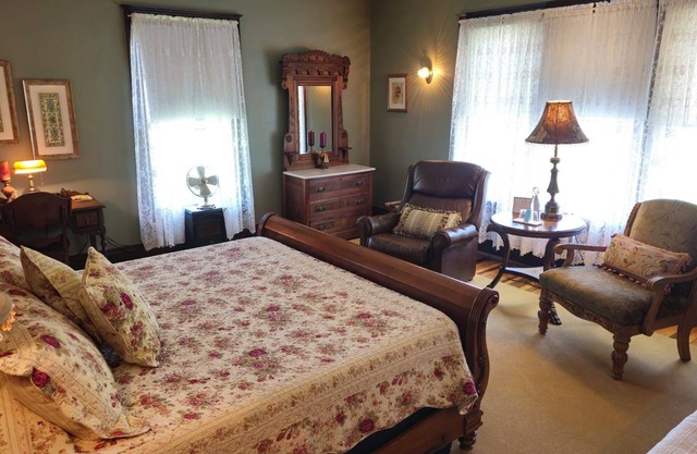 The Old Victorian, Relaxing 4-bedroom Bed & Breakfast in Historic Alderson, WV, with AC, WiFi
