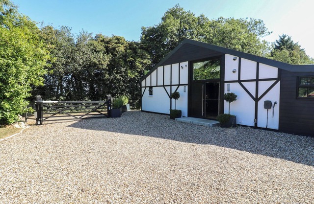 THE OLD WORKSHOP, family friendly, with hot tub in Harrietsham