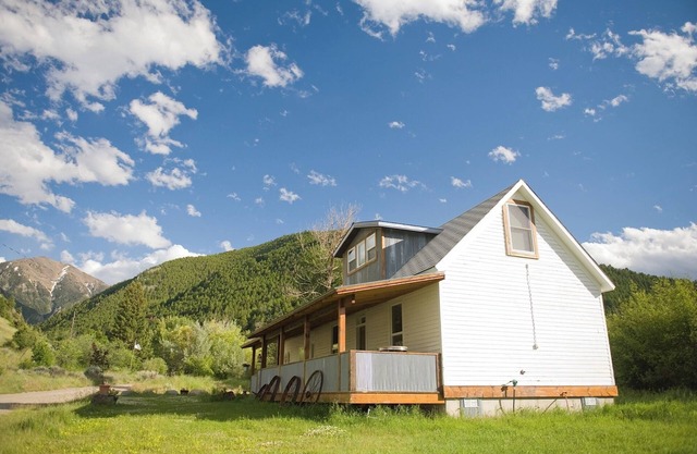 Die Original-Logs an den Innenwänden machen dieses eine Cozy Montana Getaway.
